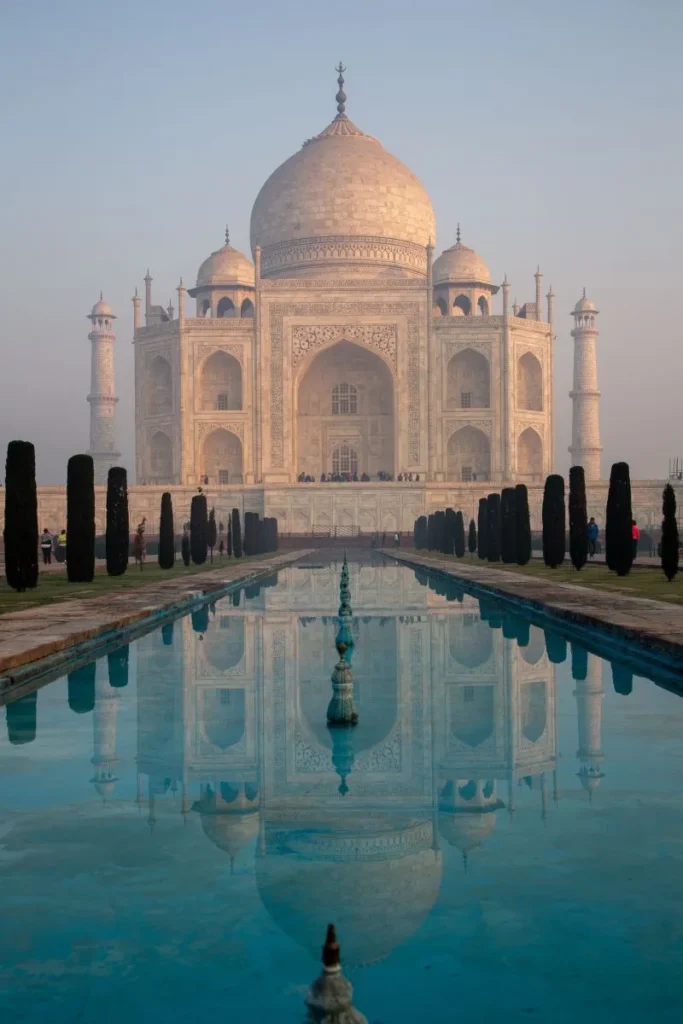 Taj Mahal en marbre blanc au lever du soleil à Agra