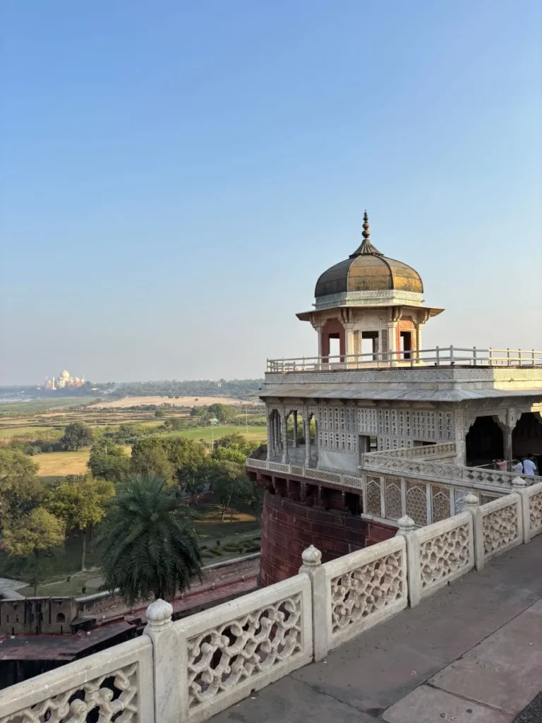 Vue lointaine sur le Taj Mahal depuis le Fort d’Agra